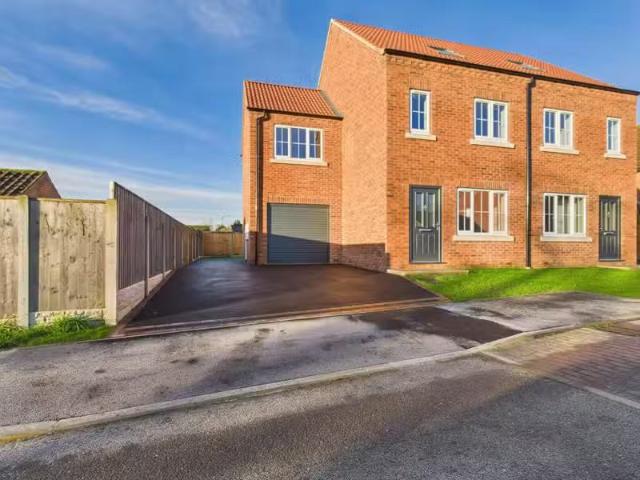 4 bedroom semi detached house for rent in Saffre Close, Winter.