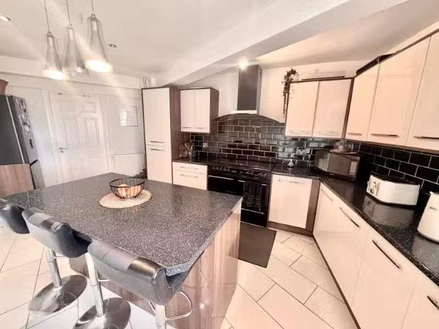4 bedroom semi detached house for rent in Springfield Crescent.