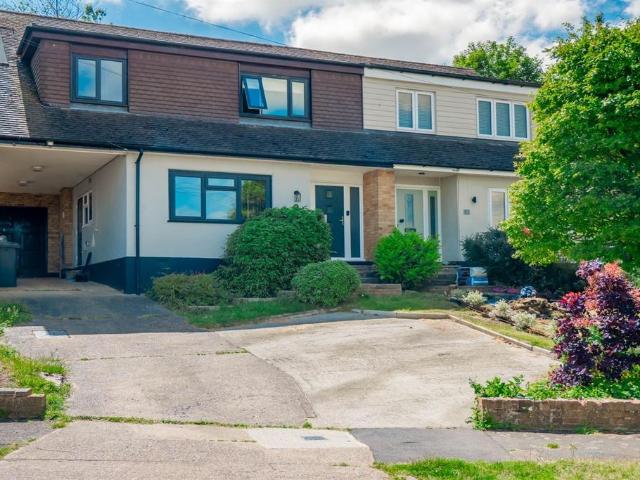 4 bedroom Semi Detached House in. 4 bed semi detached house to rent £2,200 pcm £508 pw