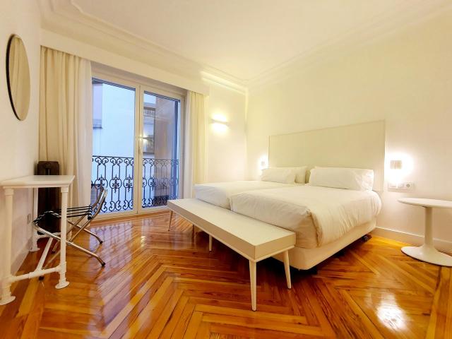 4 Bedroom Student Apartment with Terrace in Chamartín, Madrid Amsterdam Apartments for Rent
