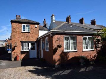 4 Bedroom Studio Flat