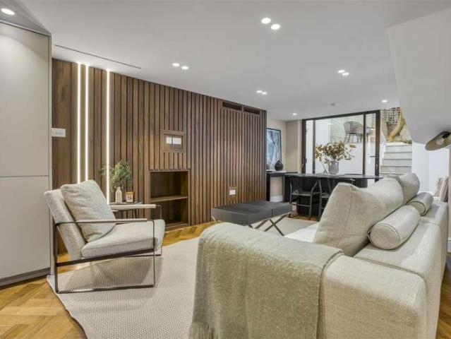 4 Bedroom Studio Flat