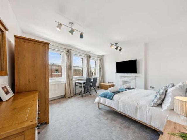 4 Bedroom Studio Flat
