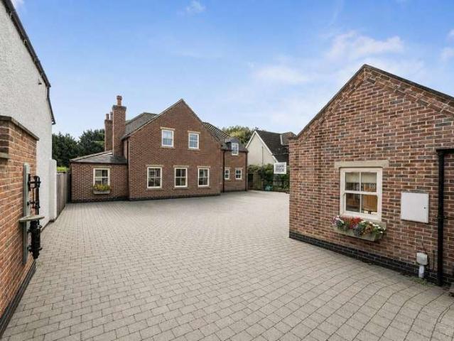 4 Bedroom Studio Flat