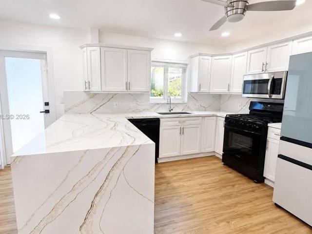4 bedroom, Surfside FL 33154 106192075