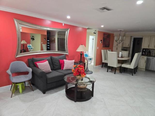 4 bedroom, Pembroke Pines FL 33023 105392757