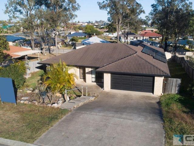 4 Bedroom plus office ! 3 separate living areas! 973m2 !