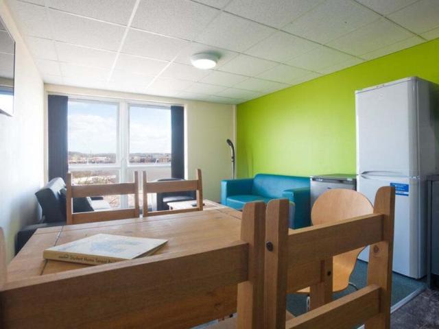 4 bedroom private hall to rent