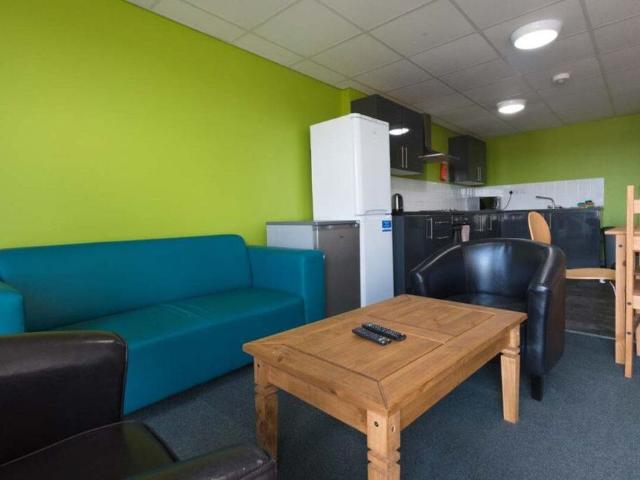 4 bedroom private hall to rent