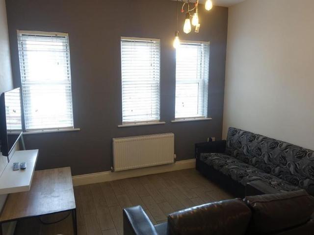 4 bedroom private hall to rent