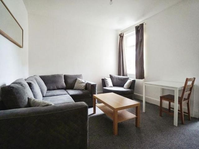 4 bedroom private hall to rent
