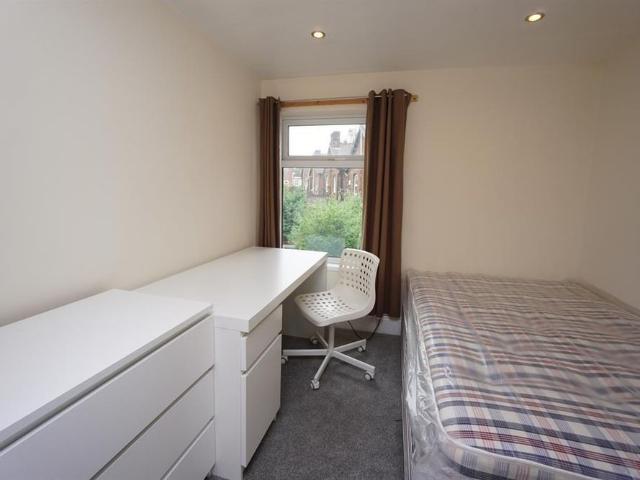 4 bedroom private hall to rent