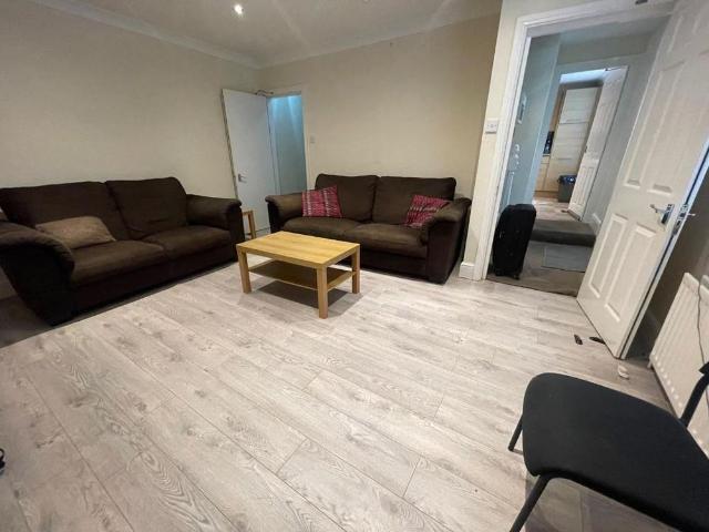 4 bedroom private hall to rent