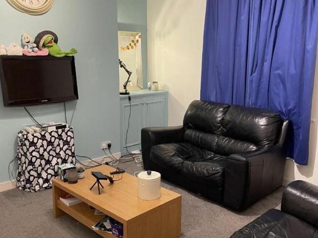 4 bedroom private hall to rent