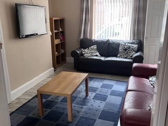 4 bedroom private hall to rent