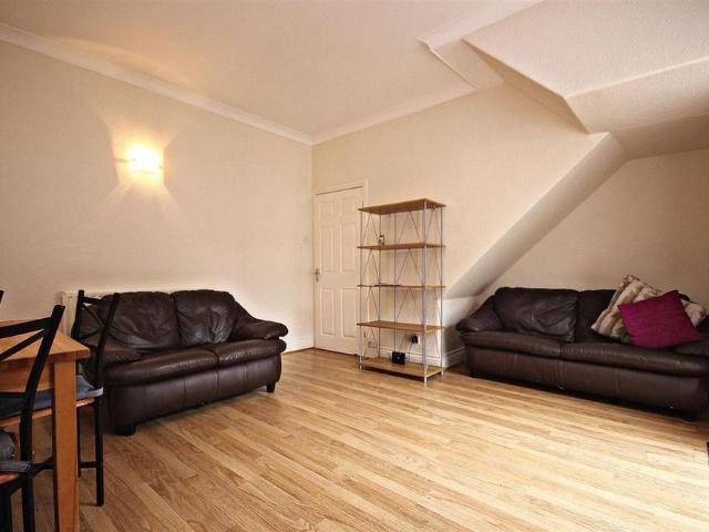 4 bedroom private hall to rent