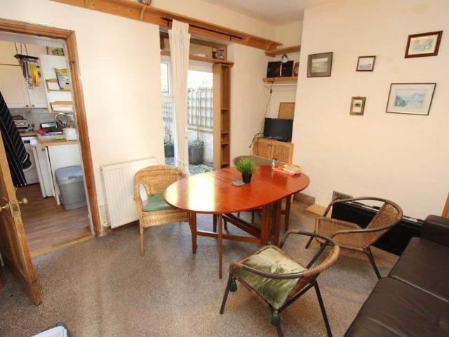 4 bedroom private hall to rent