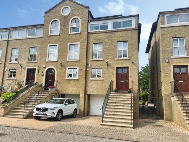 4 Bedroom Town House