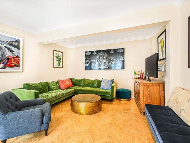 4 bedroom property in Cornwall Gardens Walk, South Kensington, London, SW7 £10,000 pcm | Chestertons
