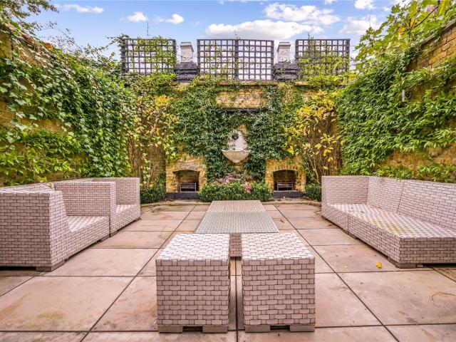 4 bedroom property in Chester Row, Belgravia, London, SW1W £18,417 pcm | Chestertons