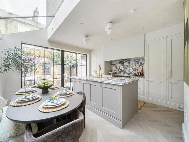 4 bedroom property in Duke Road, London, W4 £8,500 pcm | Chestertons