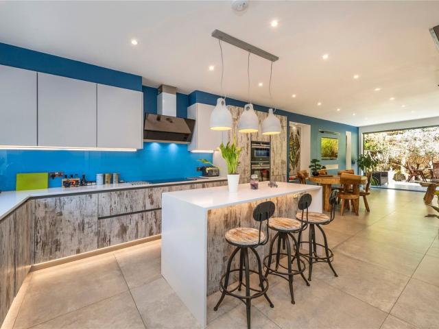4 bedroom property in King George Square, Richmond, Surrey, TW10 £6,000 pcm | Chestertons
