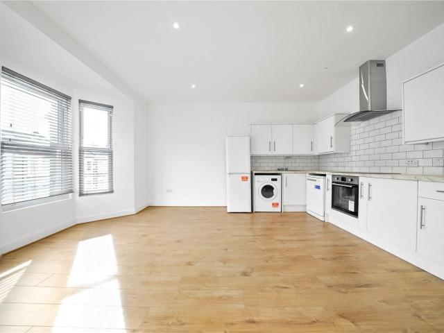 4 bedroom property in Holmewood Road, Brixton, London, SW2 £3,750 pcm | Chestertons