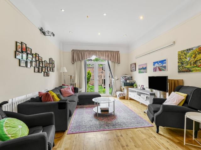 4 bedroom property in North End Road, Golders Green, London, NW11 £4,500 pcm | Chestertons