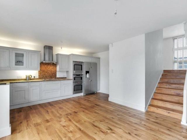 4 bedroom property in Quickswood, London, NW3 £8,000 pcm | Chestertons