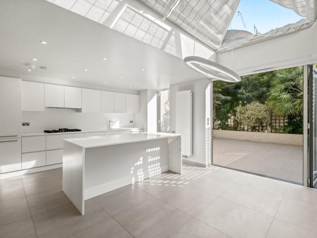 4 bedroom property in Warwick Gardens, Kensington, London, W14 £10,500 pcm | Chestertons