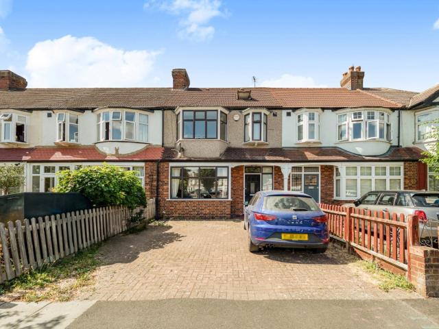 4 bedroom property in Westway, London, SW20 £4,550 pcm | Chestertons