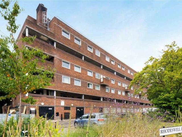 4 Bedroom Property with Large Lounge & Balcony