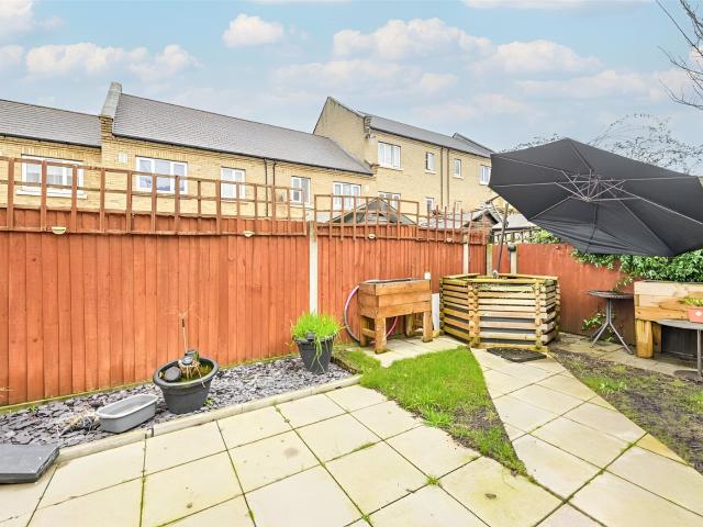 4 bedroom property to let in Abbott Road, London, E14 £3,500 pcm