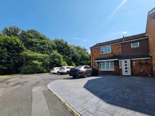 4 bedroom property to let in Alderford Close, Wolverhampton £1,750 pcm