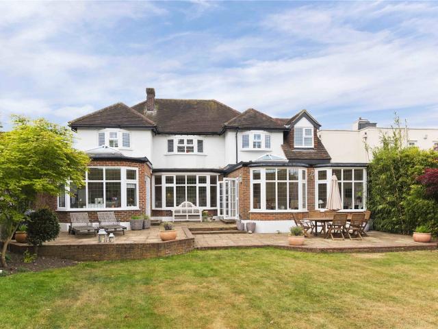 4 bedroom property to let in Ashley Close, Walton on Thames, Surrey, KT12 £5,500 pcm