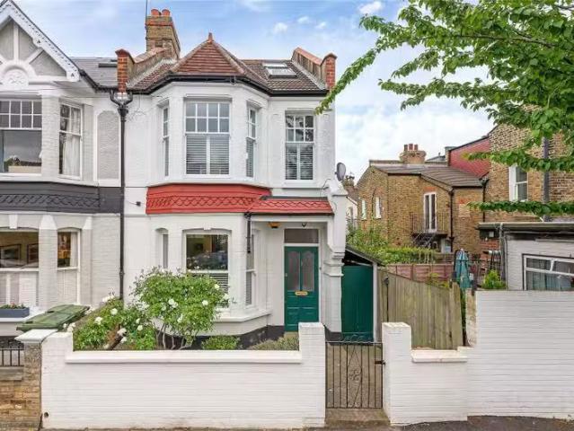 4 bedroom property to let in Astonville Street, London, SW18.