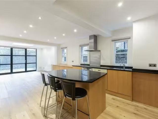 4 bedroom property to let in Bovingdon Road, London, SW6 £8.