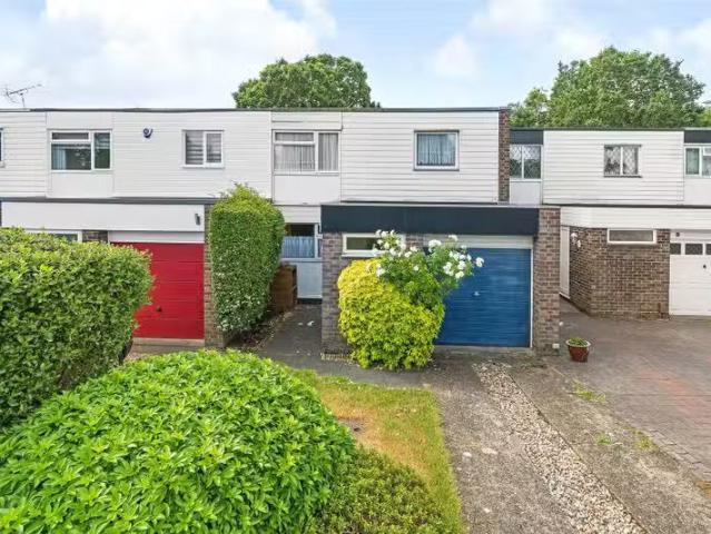 4 bedroom property to let in Canterbury Close, Beckenham, BR3.