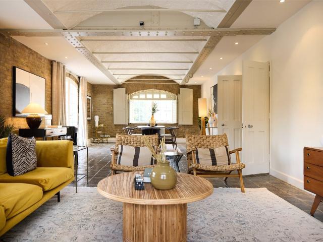 4 bedroom property to let in East Smithfield, Saint Katherine Docks, London, E1W £9,000 pcm