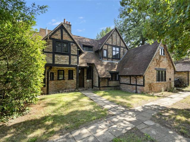 4 bedroom property to let in Esher Place Avenue, Esher, Surrey, KT10 £6,000 pcm