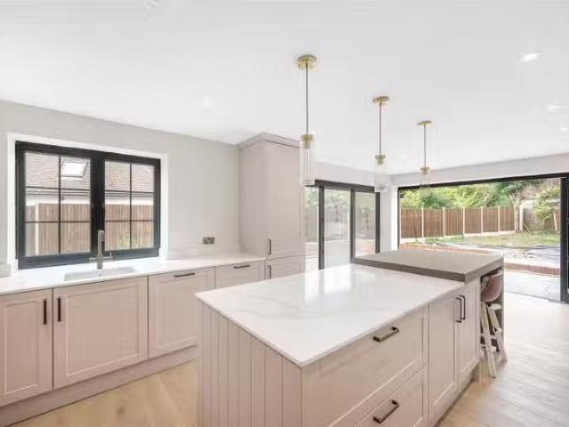 4 bedroom property to let in Hayes Lane, Beckenham, BR3 £4,0.