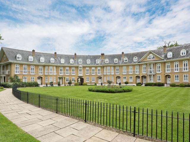 4 bedroom property to let in Lakeside Grange, Weybridge, Surrey, KT13 £4,000 pcm