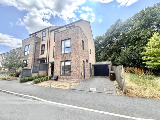 4 bedroom property to let in Park Grange Drive, Norfolk Park, Sheffield, S2 £1,800 pcm