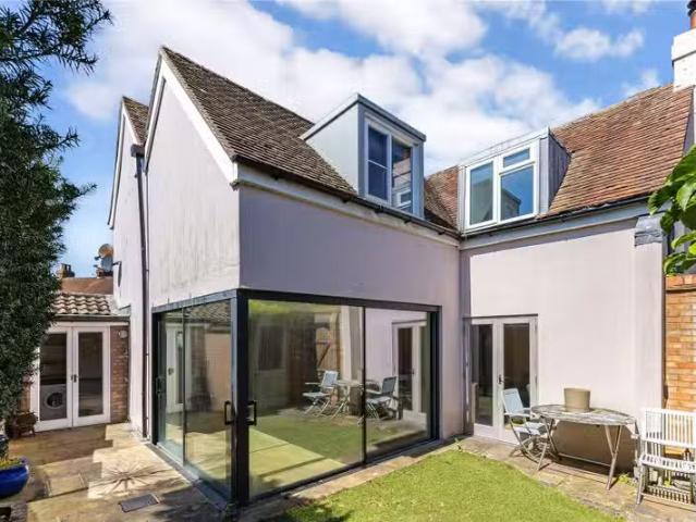 4 bedroom property to let in Stanford Road, Lymington, SO41.
