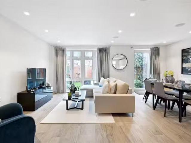 4 bedroom property to let in Thames Street, Weybridge, KT13.