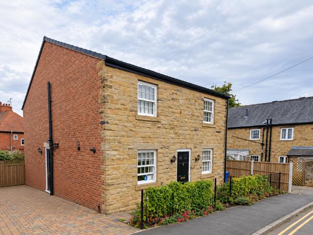 4 bedroom property to let in Upper Moor Street, Chesterfield, S40 £1,500 pcm