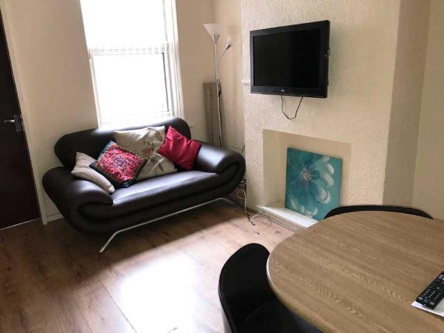 4 bedroom property to let in 210 DAWLISH ROAD £360 pw