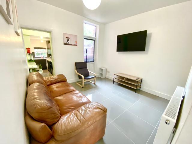 4 bedroom property to let in 65 Gleave Road £392 pw