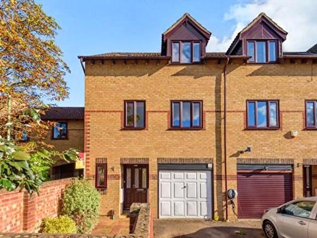 4 Bedroom Property To Rent In Fircroft, Bicester, OX26