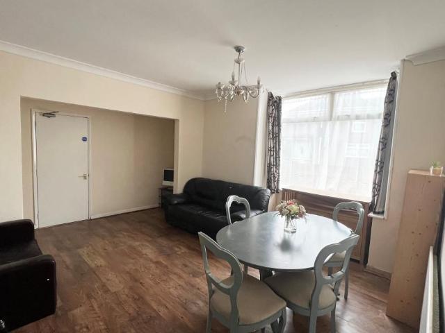 4 bedroom property to rent Ladysmith Road, Grimsby, Lincolnshire, DN32